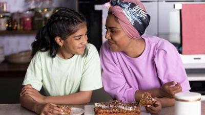 Nadiya's Everyday Baking - Einfache Rezepte, großer Genuss: Himmlischer Schokoladen-Keks-Kuchen