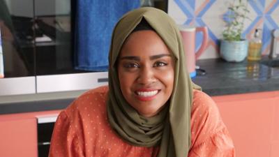 Nadiya's Simple Spices - Die Magie der Aromen: Staffel 1 Folge 1 Feel-Good-Gerichte Nadiya's Simple Spices - Die Magie der Aromen: Staffel 1 Folge 1 Feel-Good-Gerichte