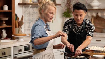 Pamela Anderson: Mit Liebe gekocht: Staffel 1 Folge 8 Pamela kocht asiatisch