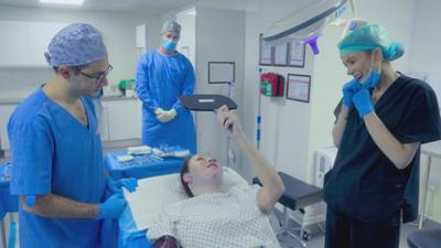 Price of Perfection - Olivia Attwood deckt auf: Staffel 2 Folge 3 Ewig schöne Haut Price of Perfection - Olivia Attwood deckt auf: Staffel 2 Folge 3 Ewig schöne Haut