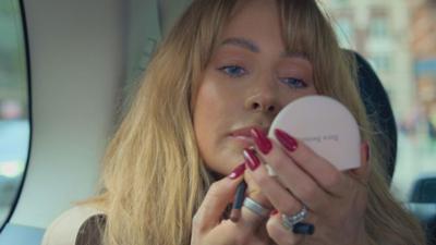 Price of Perfection - Olivia Attwood deckt auf: Staffel 2 Folge 2 Bitte lächeln