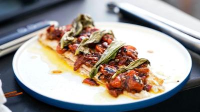 Selena Gomez kocht - Genussvoll lernen: Staffel 4 Folge 1 Abendessen im Strandhaus