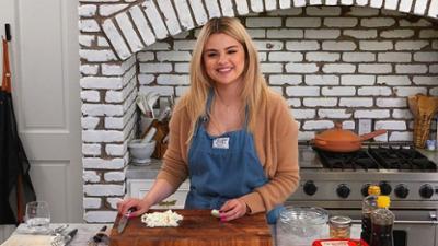 Selena Gomez kocht - Genussvoll lernen: Staffel 3 Folge 7 Koreanisches Barbecue Selena Gomez kocht - Genussvoll lernen: Staffel 3 Folge 7 Koreanisches Barbecue