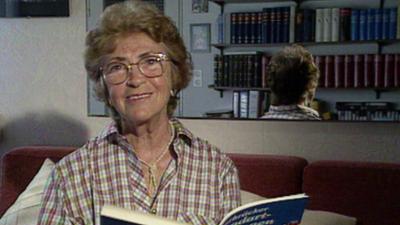 Beiträge: Edith Braun liest aus ihrem Buch "Saarbrücker Mundartlektionen" Beiträge: Edith Braun liest aus ihrem Buch "Saarbrücker Mundartlektionen"
