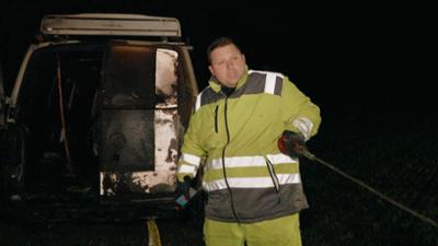 Die Abschlepper: Verbrannter Transporter mitten auf dem Feld (S01/E01)