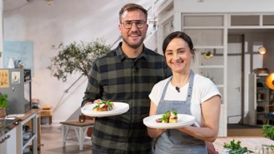 Einfach & köstlich: Flammkuchen & Bratwurstragout: Sören Anders kocht mit Brigitte Berghammer-Hunger