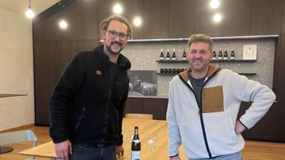 Expedition in die Heimat: Mit dem Traktor durchs Land der 1000 Hügel