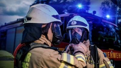 Feuer & Flamme: Folge 9: Rauchmelder schlägt an - Nachbarn alarmieren die Feuerwehr Feuer & Flamme: Folge 9: Rauchmelder schlägt an - Nachbarn alarmieren die Feuerwehr
