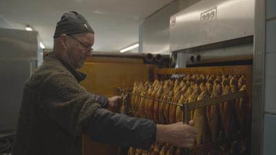 Handwerkskunst: Wie man Fische fängt und räuchert
