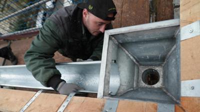 Handwerkskunst: Wie man eine Dachentwässerung macht