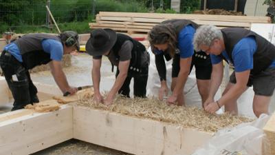 Handwerkskunst: Wie man ein Haus mit Strohballen baut
