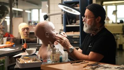 Handwerkskunst: Wie ein Maskenbildner arbeitet