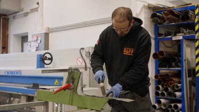 Handwerkskunst: Wie man ein Blechdach macht