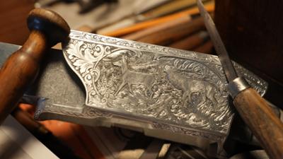 Handwerkskunst: Wie man eine Metallgravur macht