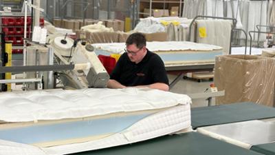 Handwerkskunst: Wie man ein Boxspringbett baut