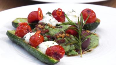 Mit Herz am Herd: Gefüllte Zucchini mit Spinatnocken