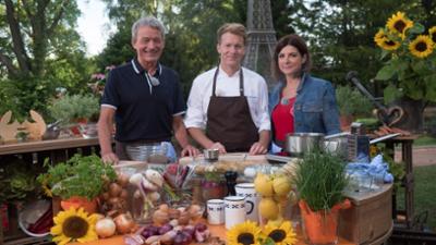Mit Herz am Herd: Gefüllte Klöße mit Sauerkraut und Schinken-Salbei-Specksoße