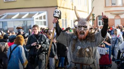 Rosenmontagsumzug: in Neunkirchen