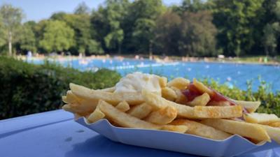 Übern Beckenrand - Sommer im Freibad Ensdorf