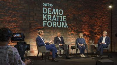 Demokratieforum Hambacher Schloss: SWR Demokratieforum „Die verunsicherte Gesellschaft - Gewalt, Angst und der Ruf nach Ordnung“