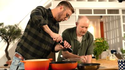 Einfach & köstlich: Maultaschen und Kartoffeln mit Kräutern und Gemüse: Sören Anders kocht mit Felix Schneider