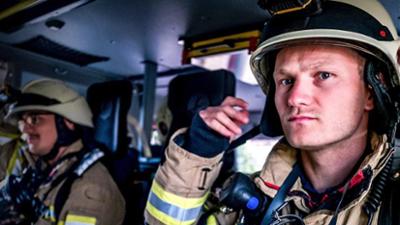 Feuer & Flamme: Folge 8: Hangrutsch: Bagger samt Fahrer möglicherweise abgestürzt Feuer & Flamme: Folge 8: Hangrutsch: Bagger samt Fahrer möglicherweise abgestürzt