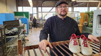 Handwerkskunst: Wie man einen klassischen Laufschuh macht