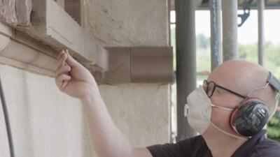 Handwerkskunst: Wie man eine Sandsteinfassade erneuert