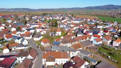 Hierzuland: Die Hauptstraße in Münchweiler an der Alsenz