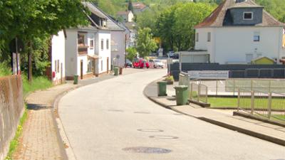 Hierzuland: Die Harschbacher Straße in Raubach