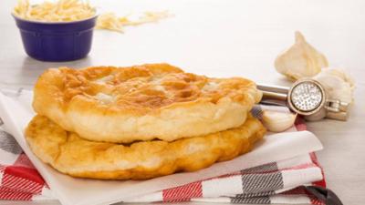 Kaffee oder Tee: Rezept: Würziges Hefegebäck (Langos)