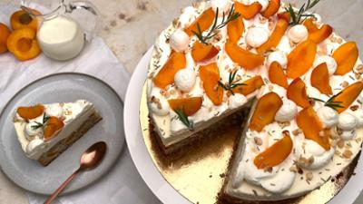 Kaffee oder Tee: Aprikosentorte mit Rosmarinsahne