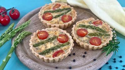 Kaffee oder Tee: Rezept: Kleine herzhafte Quiches mit grünem Spargel und Tomaten