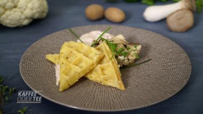 Kaffee oder Tee: Rezepte: Kartoffelwaffeln mit Blumenkohl-Pilz-Salat