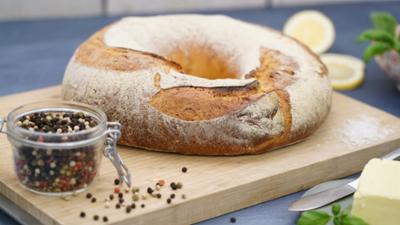 Kaffee oder Tee: Rezepte: Ringbrot mit Basilikumbutter