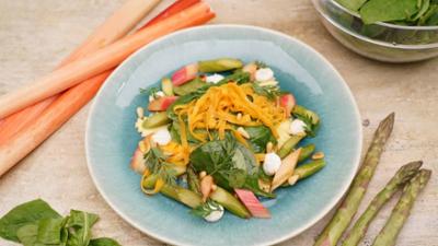 Kaffee oder Tee: Rezepte: Ricotta-Ravioli mit Spinatsalat und Rhabarber