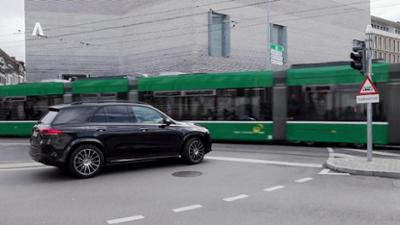 SWR Aktuell: SUV-Fahrer in Basel sollen höher besteuert werden SWR Aktuell: SUV-Fahrer in Basel sollen höher besteuert werden
