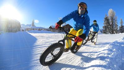 Treffpunkt: Winter in den Bergen: Spaß im Schnee mit Fondue-Schlitten, Pistenbully und Fahrrad
