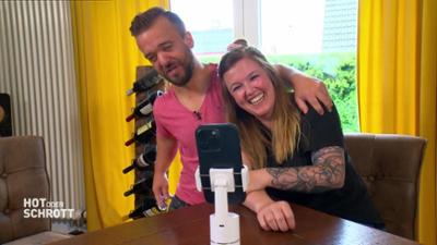 Hot oder Schrott - Die Allestester: Folge 10: Kathrin und Andreas testen ein Anti-Aging Accessoire.