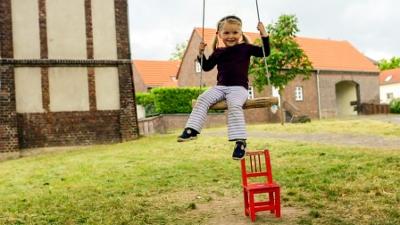 Der Elefant: Noa schaukelt