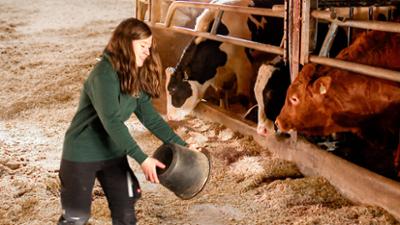 Lokalzeit LandSchafft: Landwirtin Theresa hilft Bauernhöfen in Not!