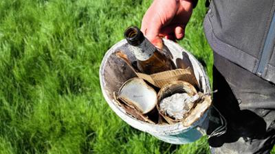 Lokalzeit LandSchafft: Müll auf dem Feld: So versucht ein Landwirt seine Kühe zu schützen