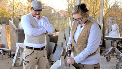 Passt, wackelt und hat Luft: Folge 6: Wie Azubis Grabsteine bewegen, Dachböden erklimmen und Fett bekämpfen