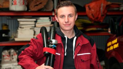 Passt, wackelt und hat Luft: Folge 4: Wie Azubis Straßen bauen, Schubladen verzinken und Rohrfräsen erobern