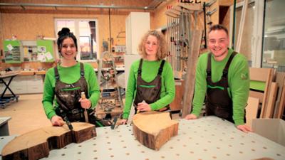 Passt, wackelt und hat Luft: Folge 5: Wie Azubis Dächer besteigen, Türsturze einbauen und die Flex fürchten