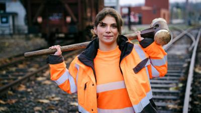Passt, wackelt und hat Luft: Folge 1: Gleisbau-Azubi Burcu kämpft mit dem Schonhammer