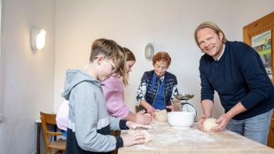 Viel für wenig: Brote, Bowls und Braten: Günstig kochen in der Jugendeinrichtung Viel für wenig: Brote, Bowls und Braten: Günstig kochen in der Jugendeinrichtung