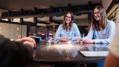 37 Grad Leben  - die Einzeldokus: Staffel 2025, Folge 9: Dating im Doppelpack - Zwillinge auf Partnersuche