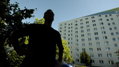 3sat Kulturdoku: Aufgewachsen unter Glatzen (2/2) - Das Erbe der Baseballschlägerjahre