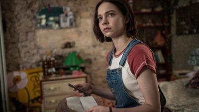 A Good Girl's Guide to Murder: Staffel 1, Folge 2: Hör auf zu graben, Pippa A Good Girl's Guide to Murder: Staffel 1, Folge 2: Hör auf zu graben, Pippa